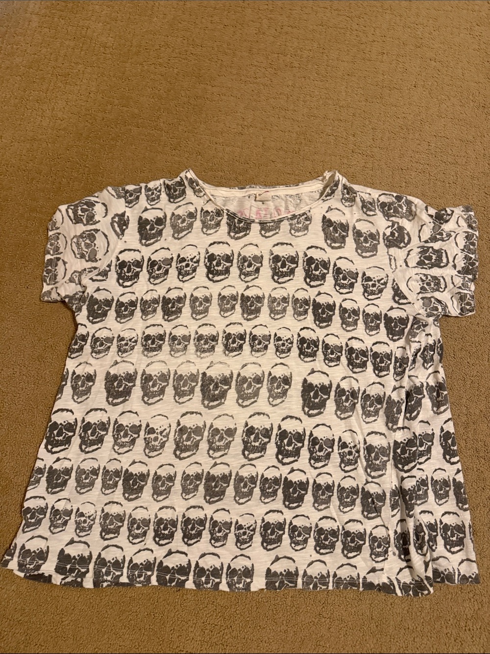 Magnolia Pearl White Short Sleeve Tee with Gray Skull Print